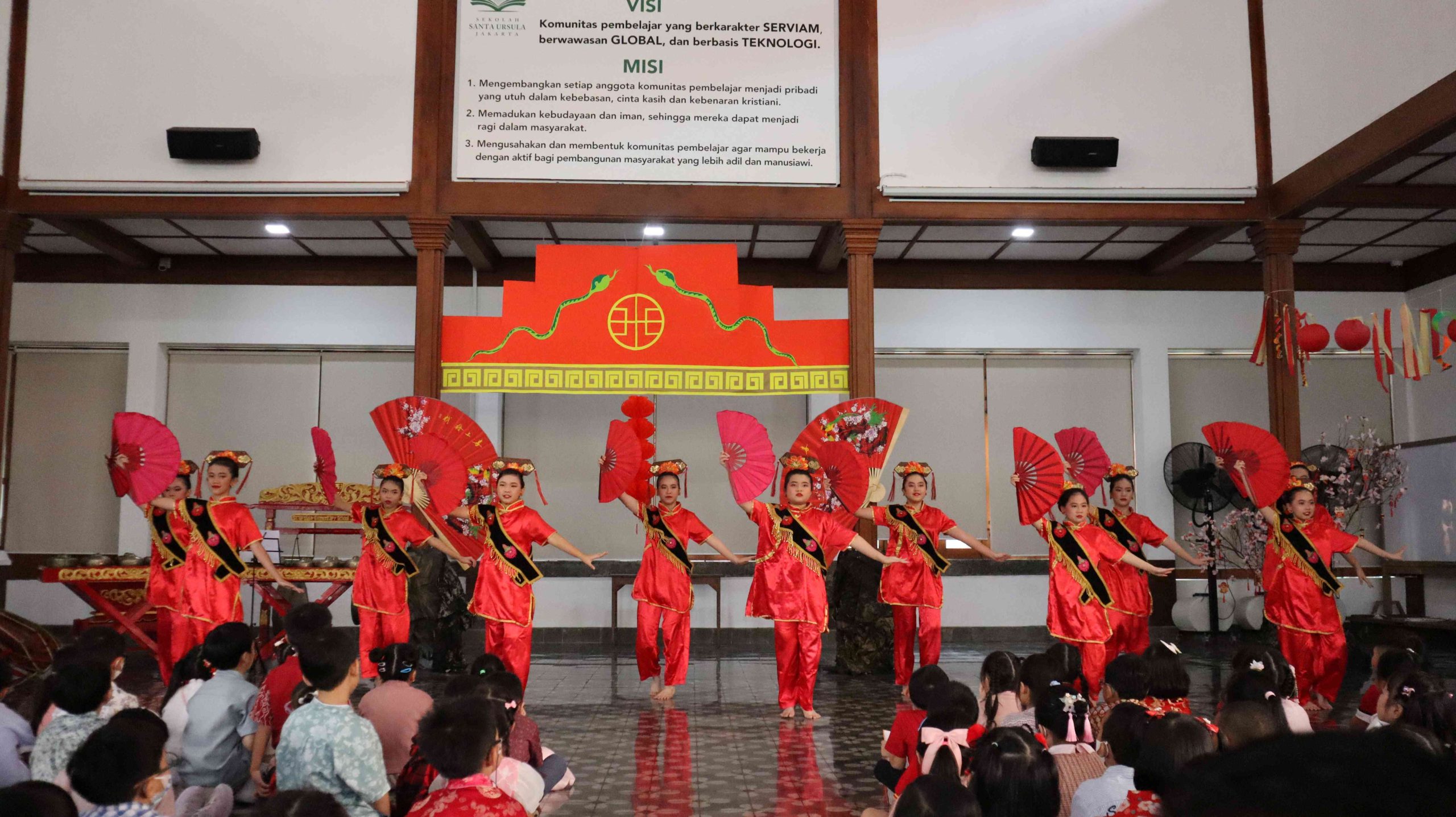 Imlek di Sekolah : Ibadat dan Pertunjukan Barongsai