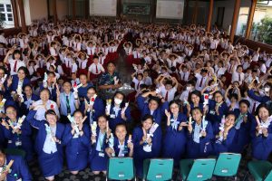 Kegiatan Hari Guru Nasional: Siswa Beri Kejutan kepada Guru