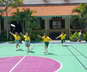 Langit Penuh Ide: Siswa Pamerkan Layang-Layang Buatan Tangan.