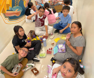 Semangat Berbagi Sukacita Natal: Misa, Drama Natal, dan Tukar Kado.