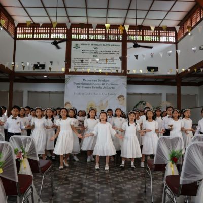 Komuni Pertama: Saat Keluarga Menyatu dalam Kasih dan Rencana Tuhan