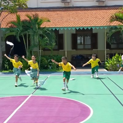 Langit Penuh Ide: Siswa Pamerkan Layang-Layang Buatan Tangan.